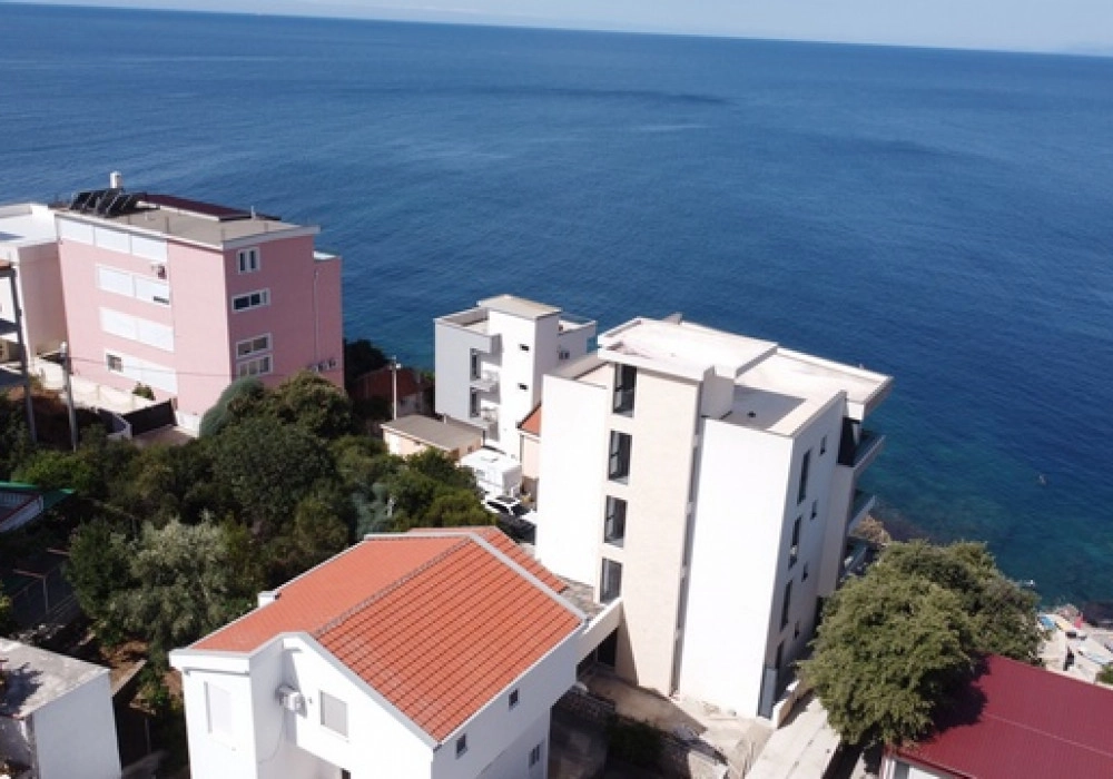 Kuca-sa-privatnom-plazom-u-Utjehi-Bar Kuća sa privatnom plažom u Utjehi