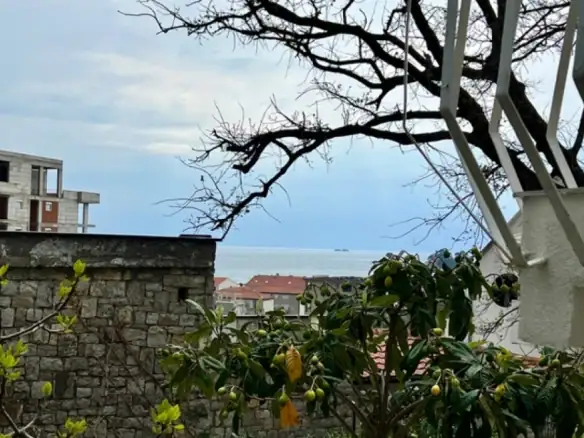 Kuća sa terasom i pogledom na more u Petrovcu