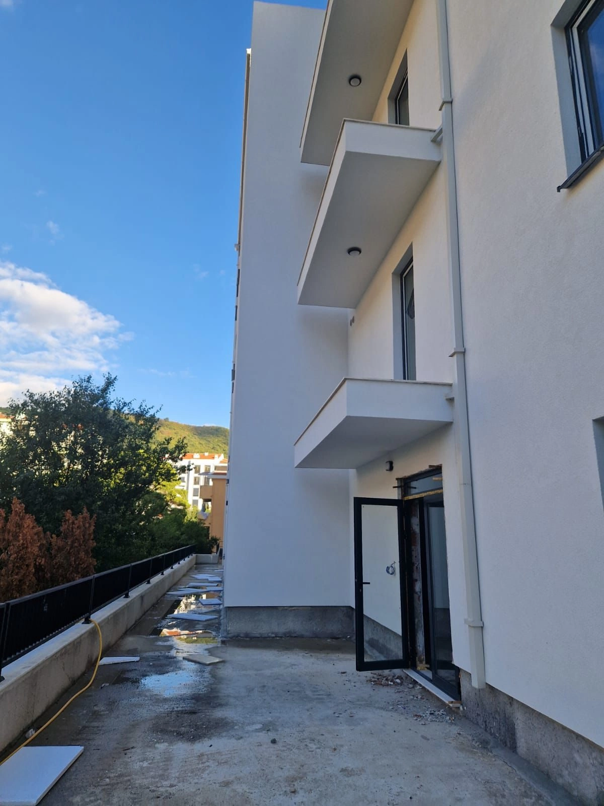 Trosoban-stan-u-novogradnji-Podmaine-Budva-3 Trosoban stan 85 m² – Podmaine, Budva — fotografija 4