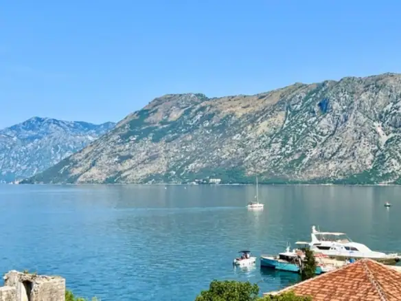 Dvosoban stan sa pogledom na more u Dobroti