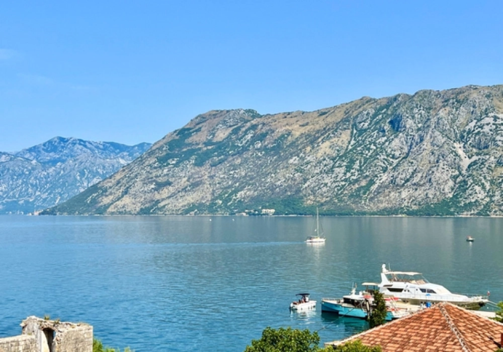 Dvosoban-stan-sa-pogledom-na-more-u-Dobroti-Kotor Dvosoban stan sa pogledom na more u Dobroti