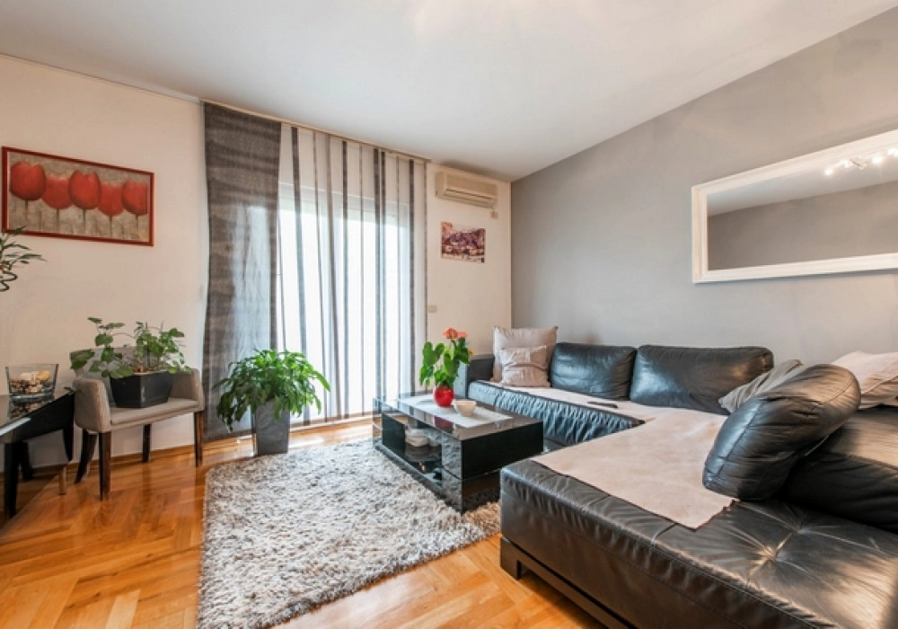Dvosoban-stan-s-terasom-i-pogledom-na-more-Tivat-1 Dvosoban stan 106 m² – Tivat — fotografija 2
