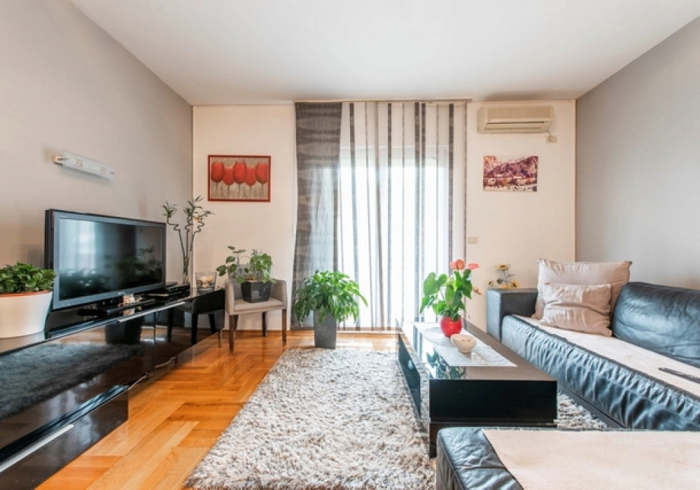 Dvosoban-stan-s-terasom-i-pogledom-na-more-Tivat-3 Dvosoban stan 106 m² – Tivat — fotografija 4