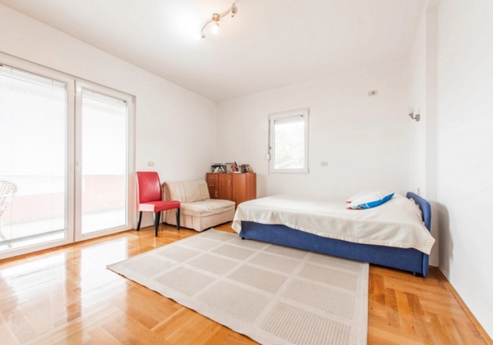 Dvosoban-stan-s-terasom-i-pogledom-na-more-Tivat-10 Dvosoban stan 106 m² – Tivat — fotografija 11