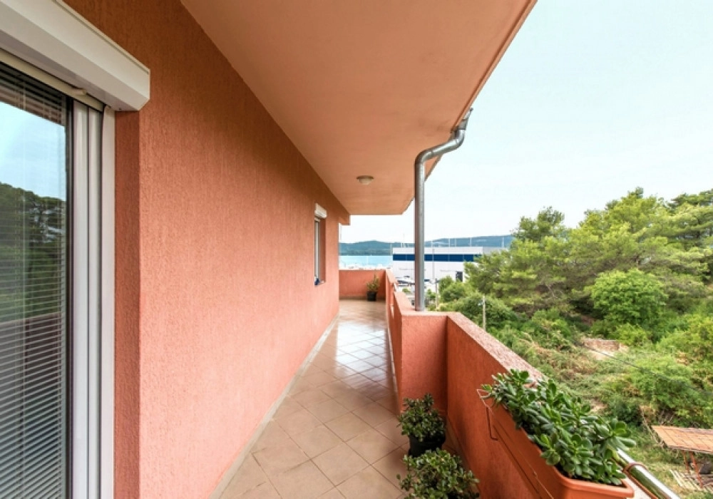 Dvosoban-stan-s-terasom-i-pogledom-na-more-Tivat-14 Dvosoban stan 106 m² – Tivat — fotografija 15