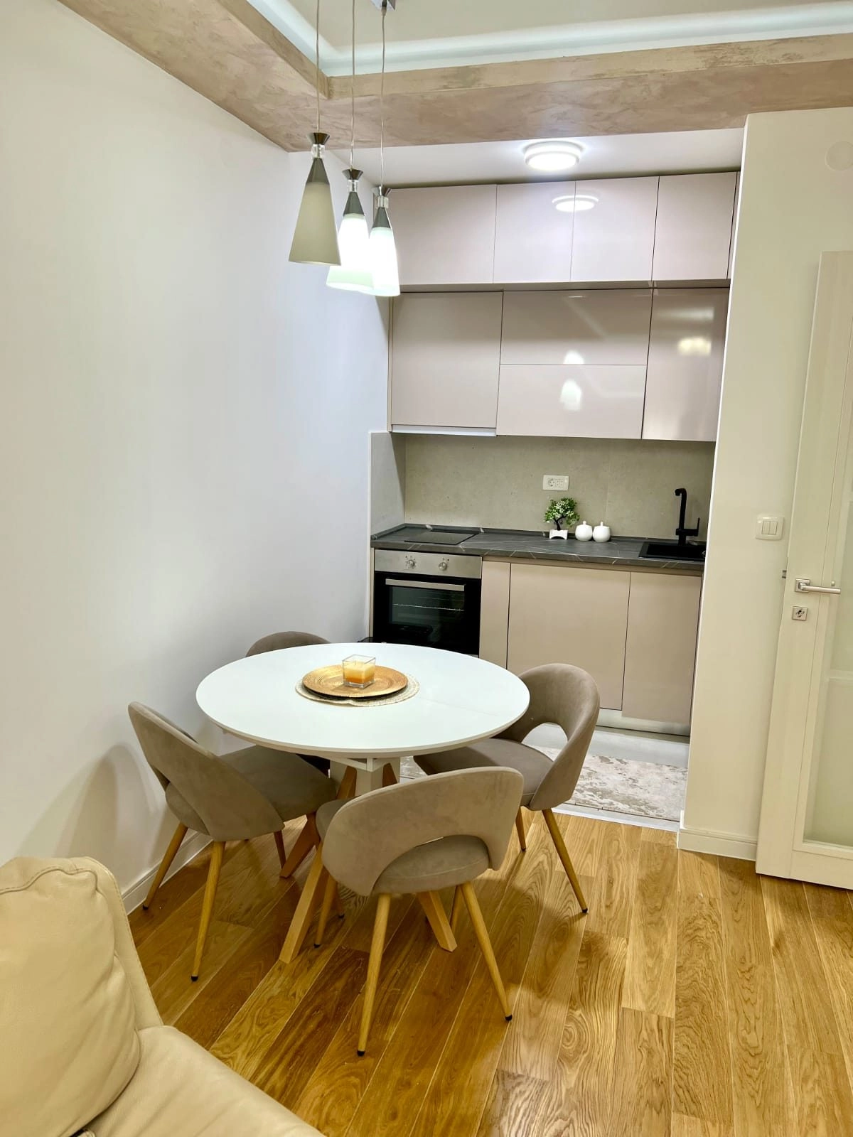 Jednosoban-stan-47-m²-u-naselju-Central-Point-Podgorica-1 Izdavanje: Jednosoban stan 47 m² – Central Point, Podgorica — fotografija 2