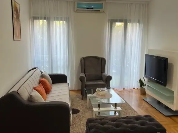 Namješten dvosoban stan u City kvartu