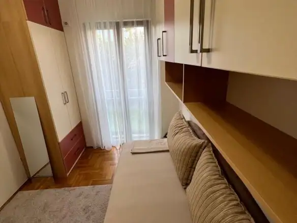 Namješten dvosoban stan u City kvartu, Podgorica — fotografija 11