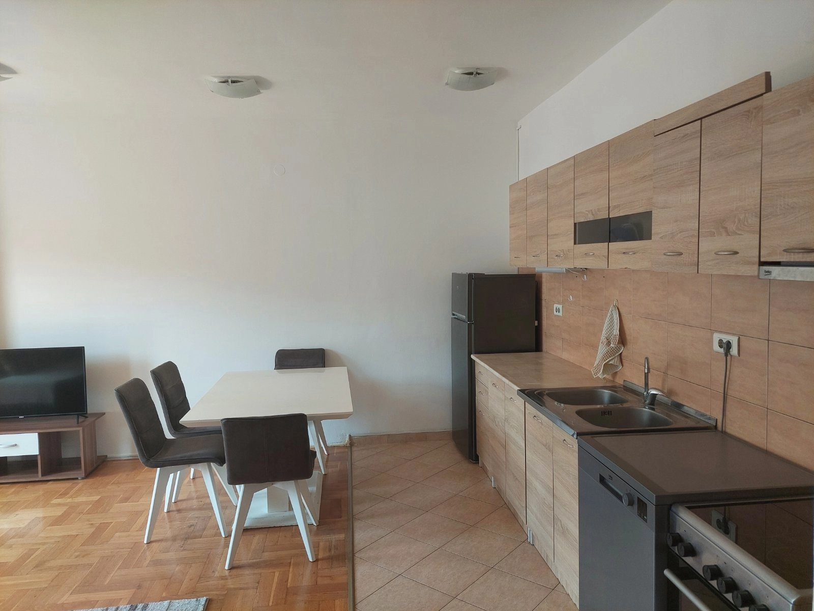 Dvosoban-stan-u-Bloku-9-Podgorica-3 Izdavanje: Dvosoban stan 62 m² – Blok 9, Podgorica — fotografija 4