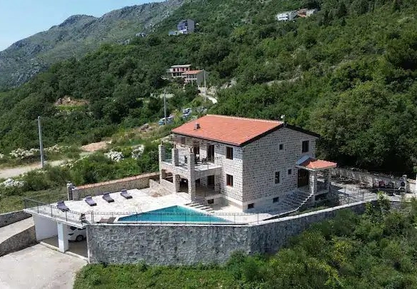 Kuća sa bazenom u Petrovcu