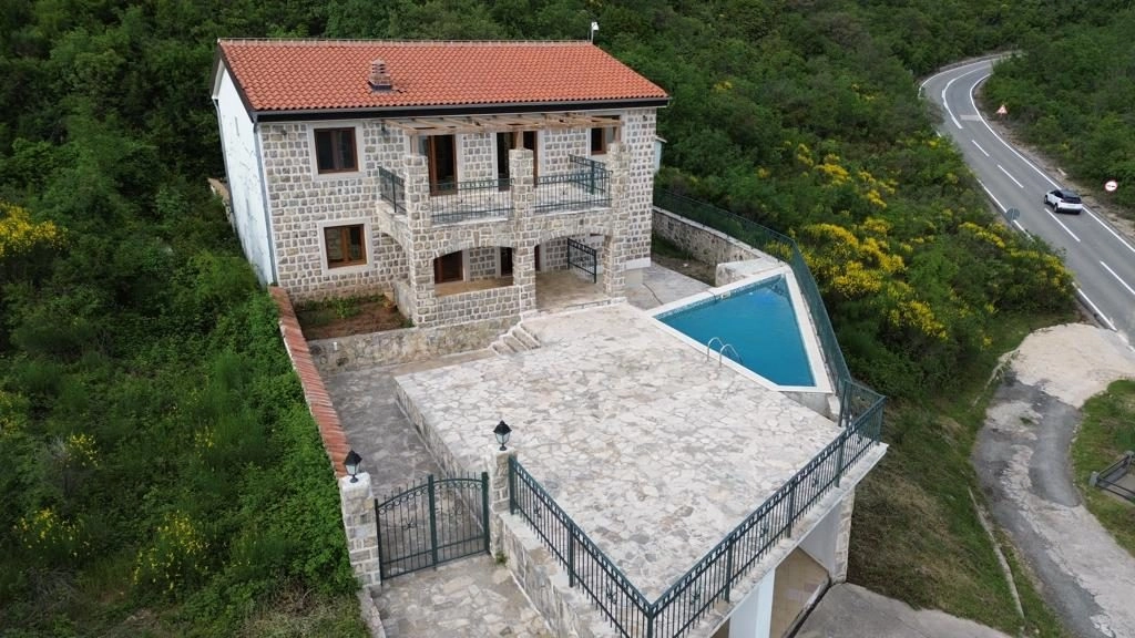 Kuca-sa-bazenom-u-Petrovcu-Budva-1 Kuća 466 m² – Petrovac, Budva — fotografija 2