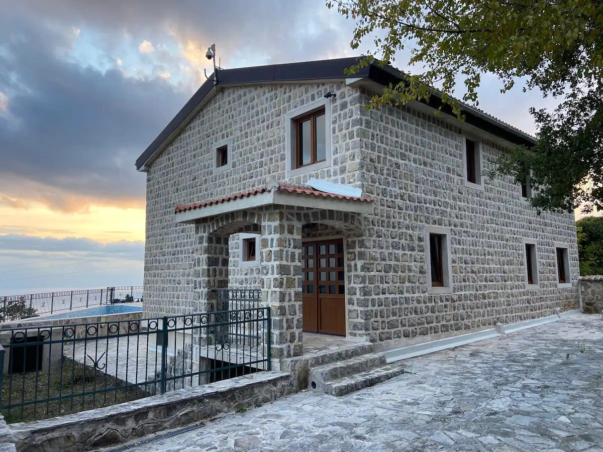 Kuca-sa-bazenom-u-Petrovcu-Budva-5 Kuća 466 m² – Petrovac, Budva — fotografija 6