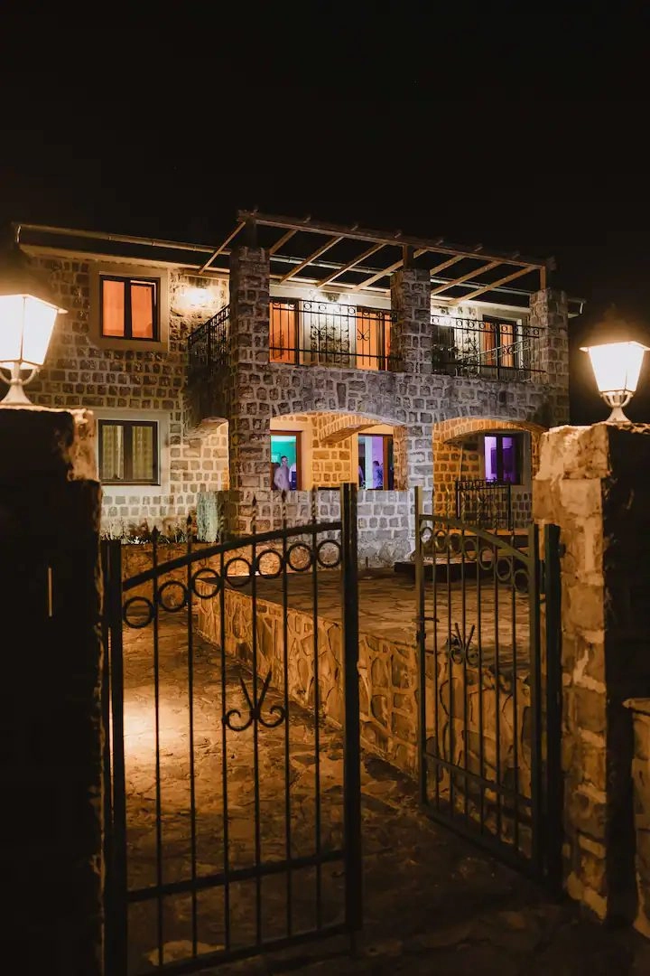 Kuca-sa-bazenom-u-Petrovcu-Budva-7 Kuća 466 m² – Petrovac, Budva — fotografija 8