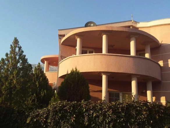 Kuća sa pet stanova u Sutomoru