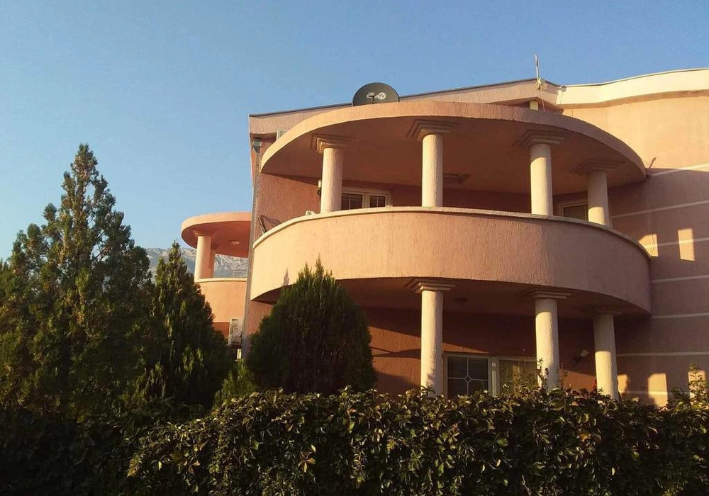 Kuca-sa-pet-stanova-u-Sutomoru-Bar Kuća sa pet stanova u Sutomoru
