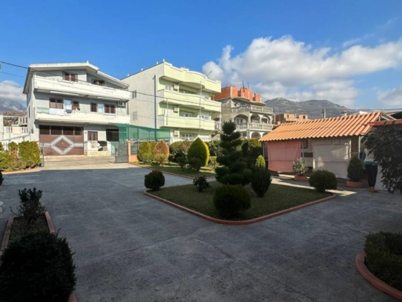 Kuća sa pet apartmana u Vitićima