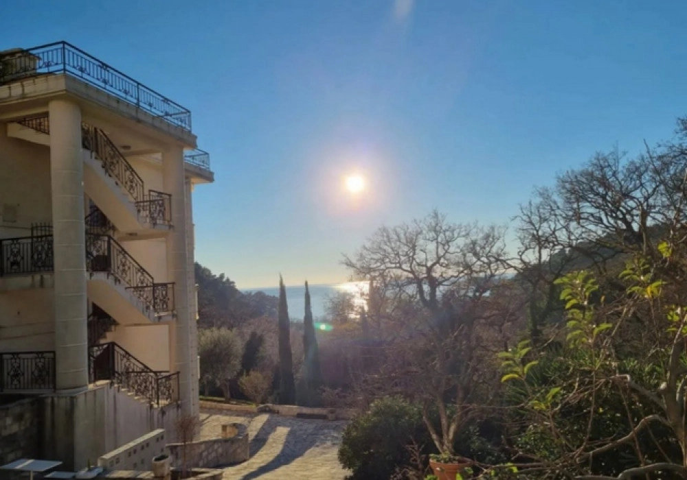 Dvosoban-stan-sa-krovnom-terasom-u-Petrovcu-Budva-3 Dvosoban stan 194 m² – Petrovac, Budva — fotografija 4