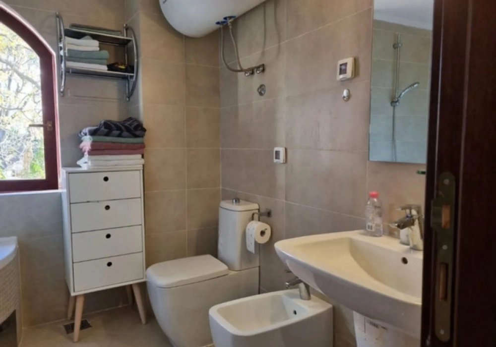 Dvosoban-stan-sa-krovnom-terasom-u-Petrovcu-Budva-8 Dvosoban stan 194 m² – Petrovac, Budva — fotografija 9