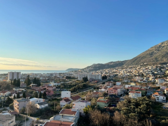 Trosoban stan sa bazenom i parkingom u Baru