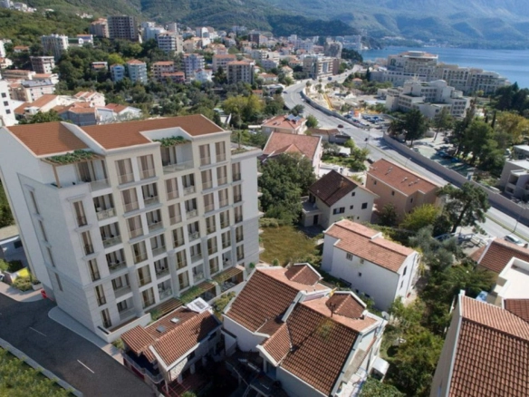 Dvosoban stan sa terasama u Bečićima