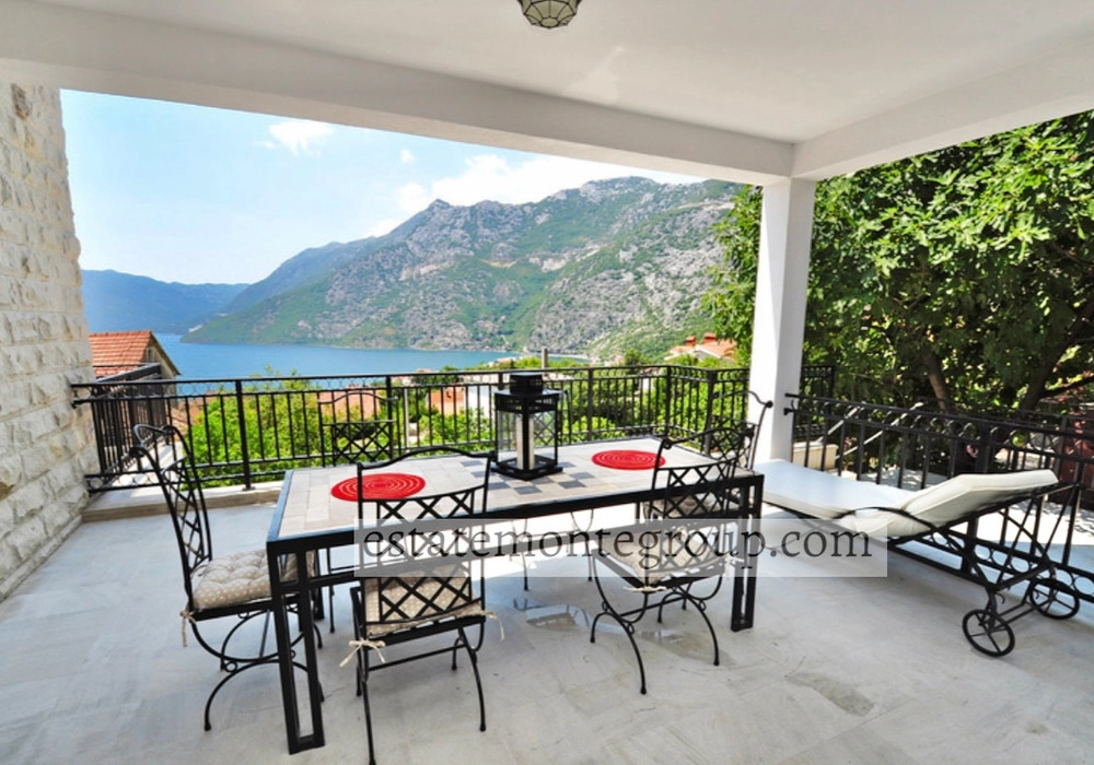 Dvosoban-stan-sa-bazenom-u-Risnu-Kotor-2 Dvosoban stan 500 m² – Risan, Kotor — fotografija 3