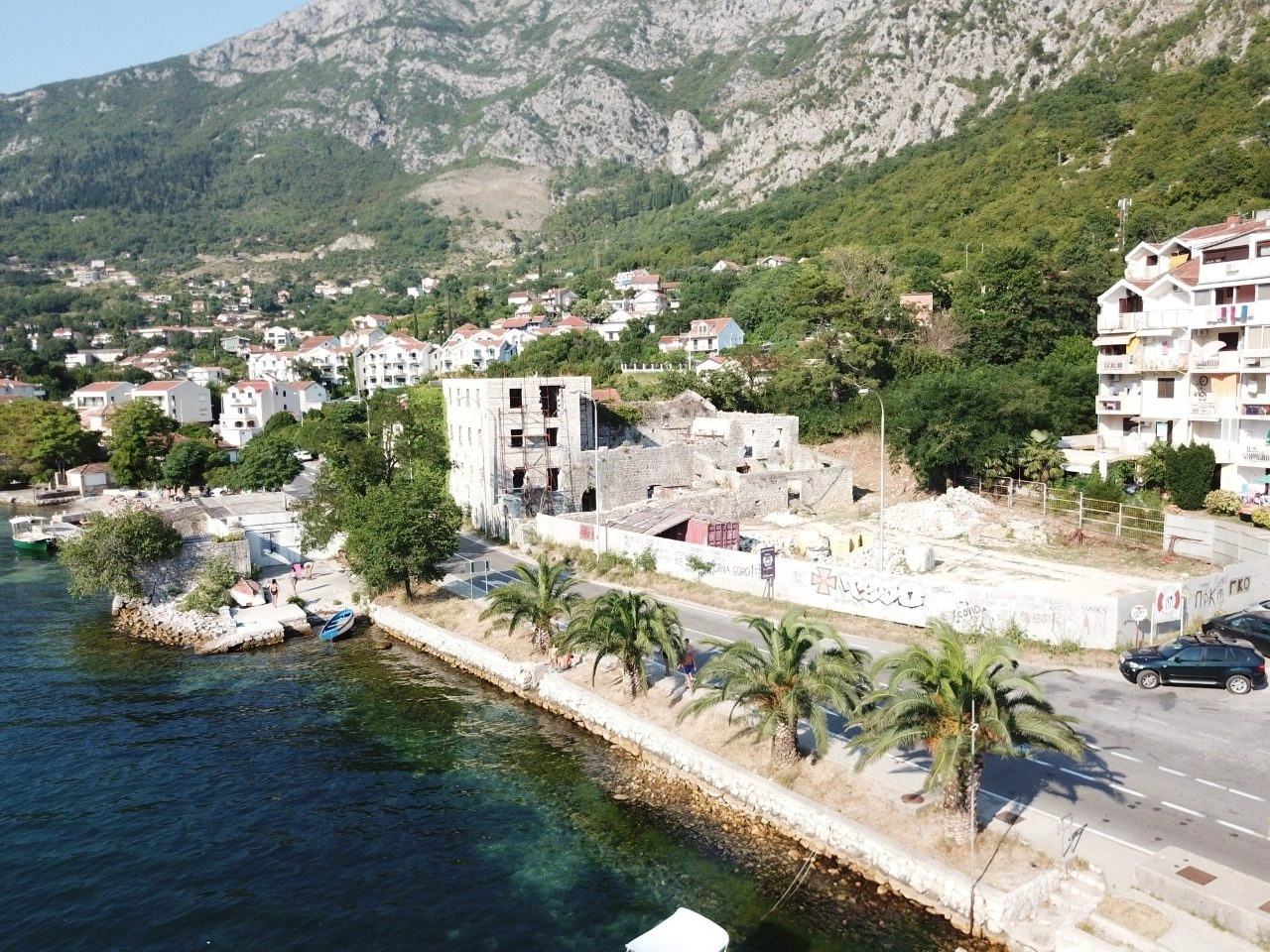 Objekat-u-prvoj-liniji-do-mora-u-Risnu-Kotor Objekat u prvoj liniji do mora u Risnu