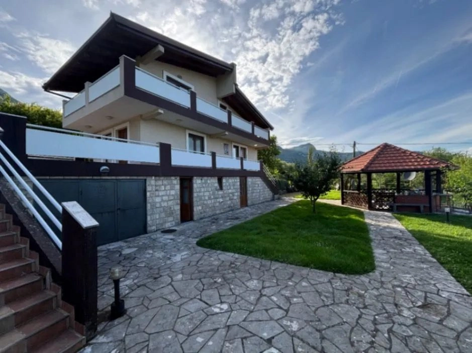 Kuca-sa-vinogradom-u-Virpazaru-Bar Kuća sa vinogradom u Virpazaru
