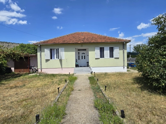 Plac sa kućom i garažom u Tološima