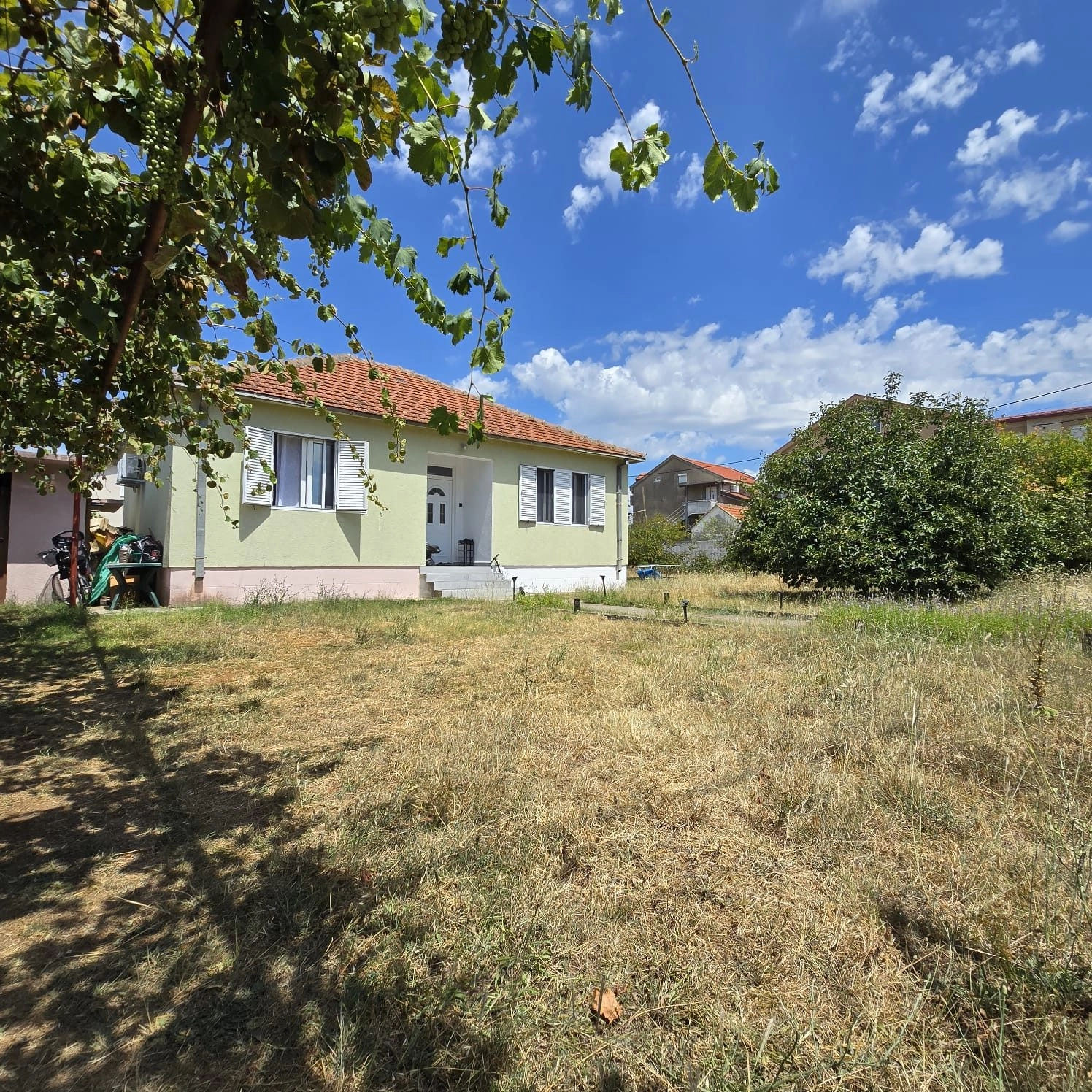 Plac-sa-kucom-i-garazom-u-Tolosima-Podgorica-2 Plac 738 m² – Tološi, Podgorica — fotografija 3