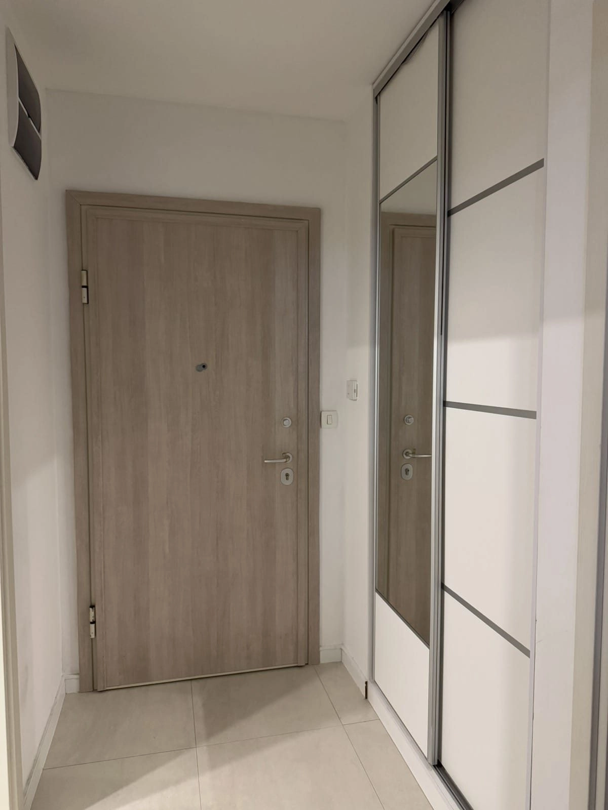 Jednosoban-stan-50-m²-u-naselju-Central-Point-Podgorica-7 Namješten jednosoban stan, Central Point, Podgorica — fotografija 8