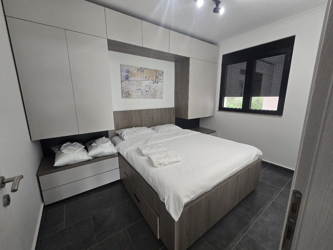 Dvosoban-stan-sa-bazenom-na-krovu-Mazina-Tivat-9 Dvosoban stan 55 m² – Mažina, Tivat — fotografija 10