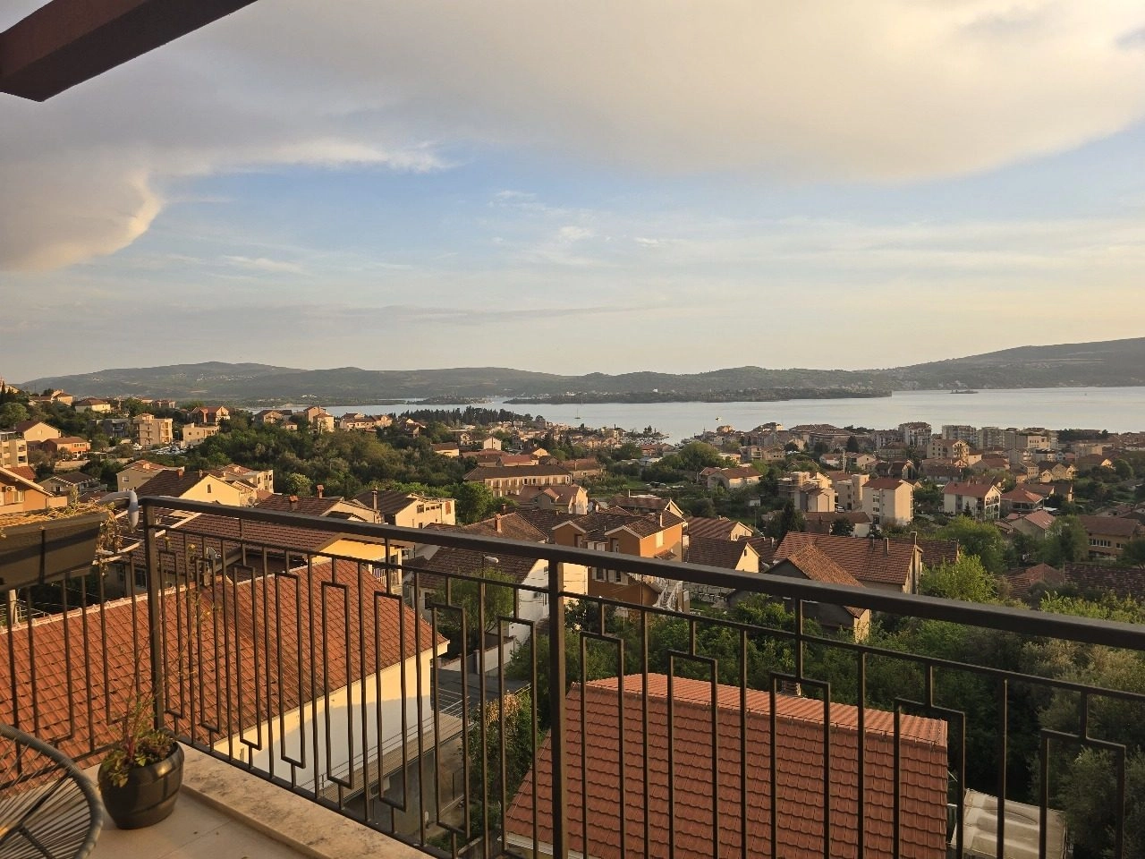 Dvosoban-stan-sa-bazenom-na-krovu-Mazina-Tivat-10 Dvosoban stan 55 m² – Mažina, Tivat — fotografija 11