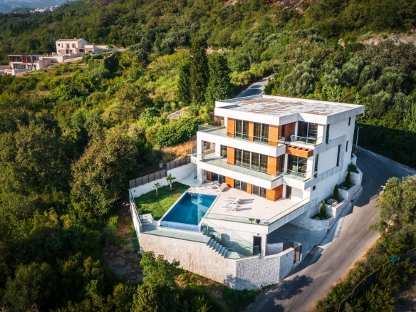 Kuća sa bazenom u Budvi