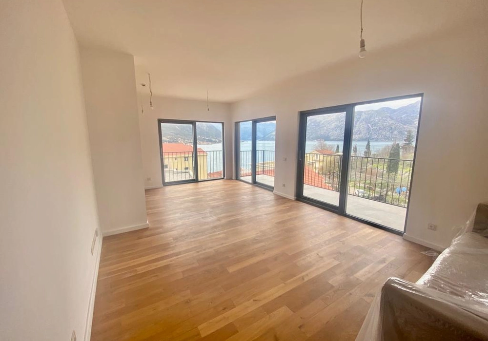Trosoban-stan-sa-bazenom-u-Dobroti-Kotor-2 Trosoban stan 110 m² – Dobrota, Kotor — fotografija 3