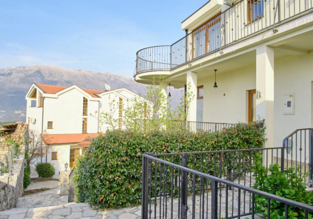 Kuca-sa-bazenom-u-Radanovicima-Tivat-2 Kuća 180 m² – Tivat — fotografija 3