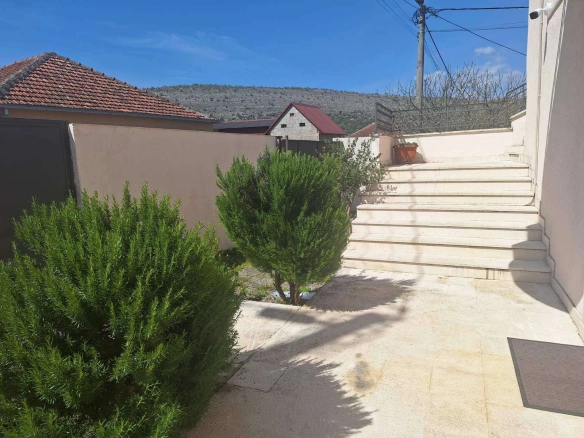Izdavanje: Trosoban stan – Tološi, Podgorica — fotografija 15