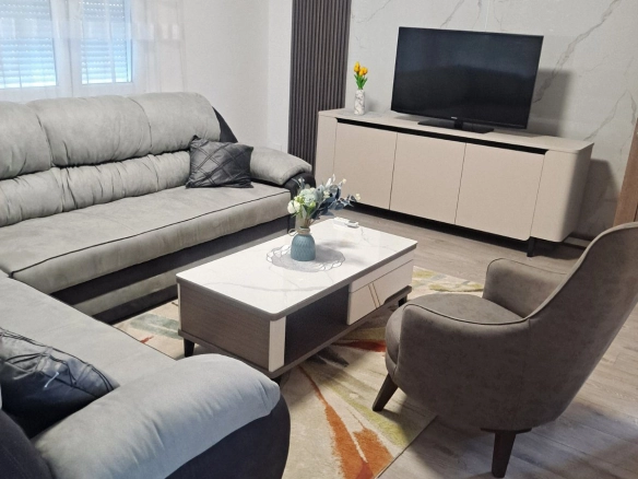 Izdavanje: Trosoban stan 130 m² – Stari aerodrom, Podgorica — fotografija 2