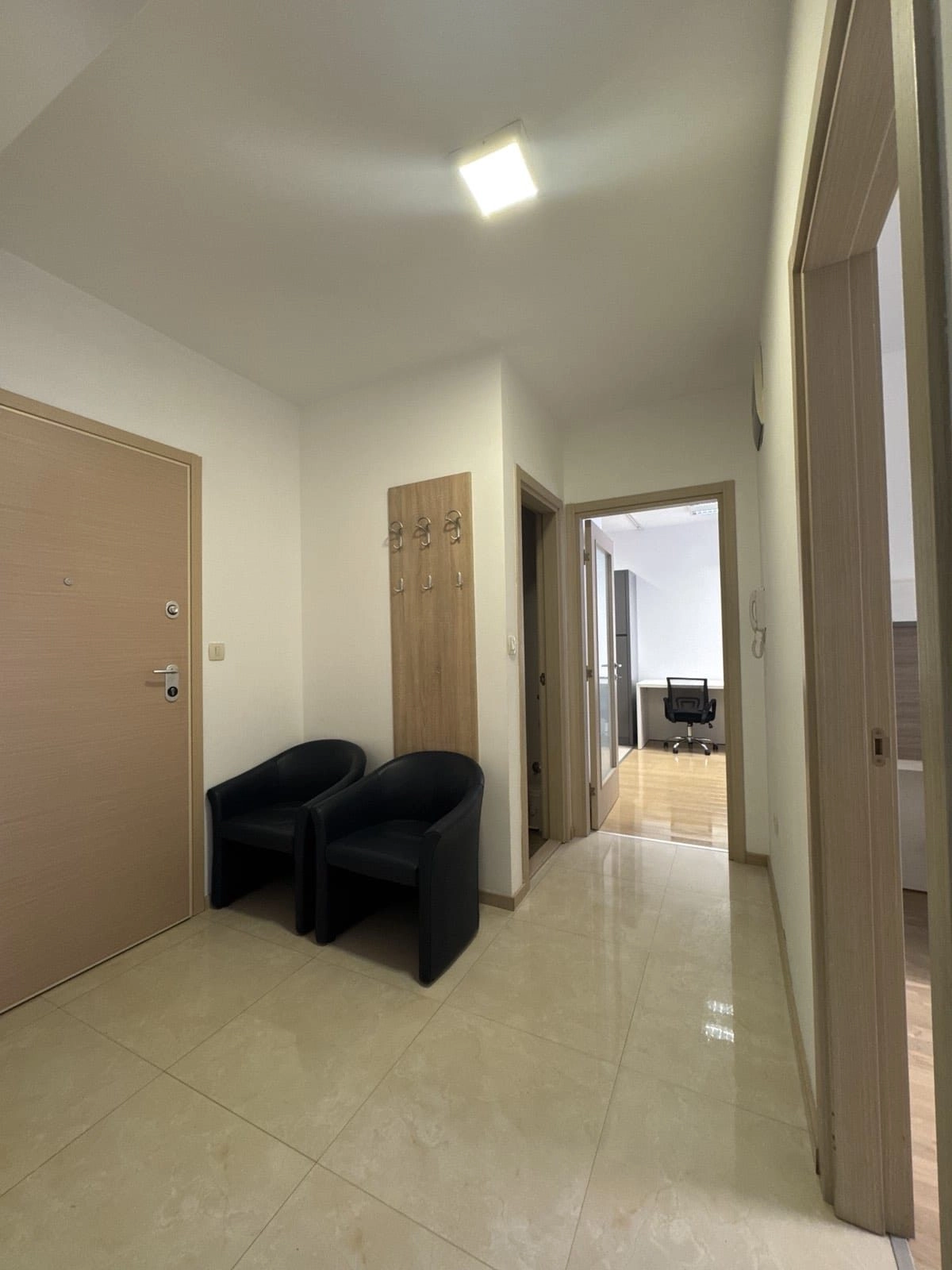 Poslovni-prostor-u-naselju-City-kvart-Podgorica-10 Namješten poslovni prostor u City kvartu, Podgorica — fotografija 11