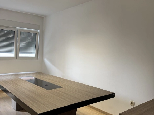 Namješten poslovni prostor u City kvartu, Podgorica — fotografija 13