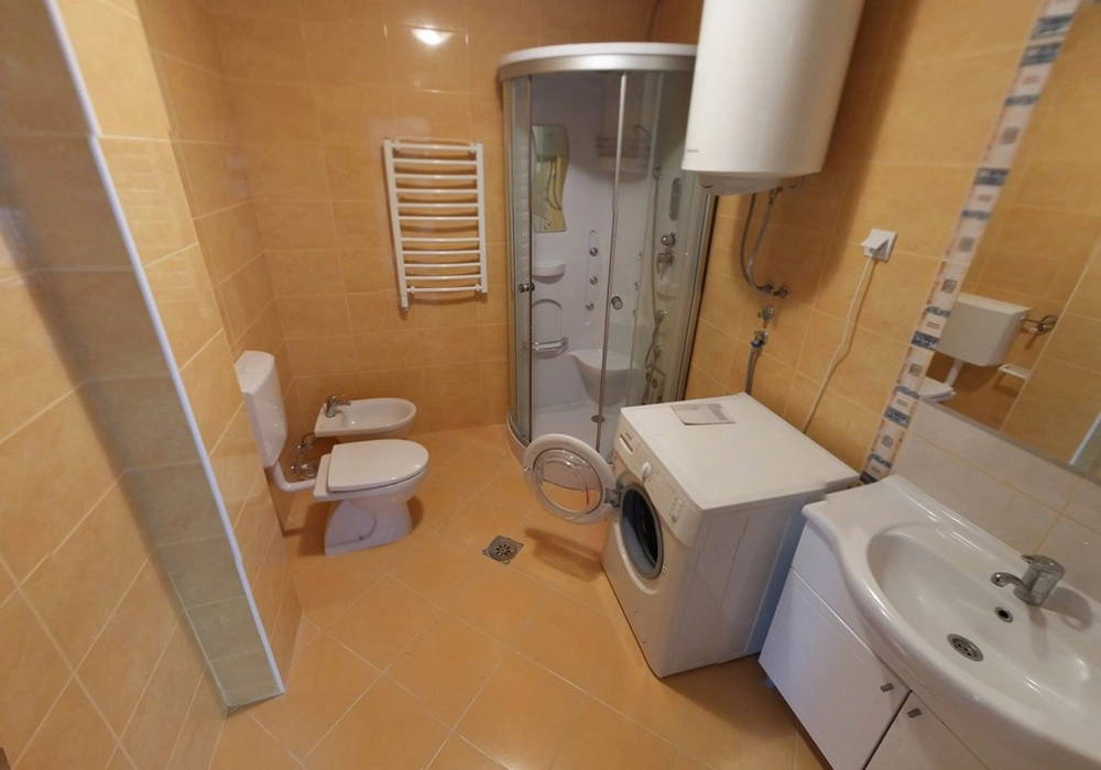 Trosoban-stan-na-prvoj-liniji-u-Boretima-Budva-11 Trosoban stan 96 m² – Boreti, Budva — fotografija 12