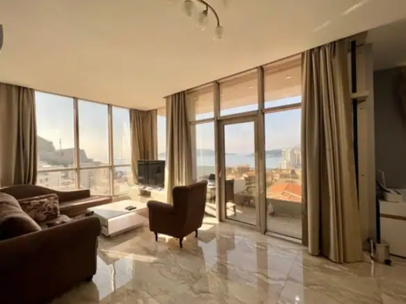 Trosoban penthaus u Rafailovićima