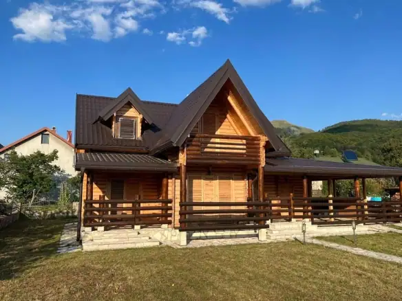 Drvena kuća sa dvorištem u Kolašinu
