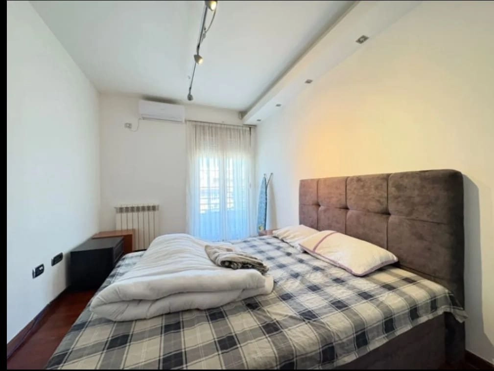 Dvosoban-namjesten-stan-kod-Capital-Plaze-Podgorica-8 Dvosoban duplex stan 95 m² u Podgorici — fotografija 9