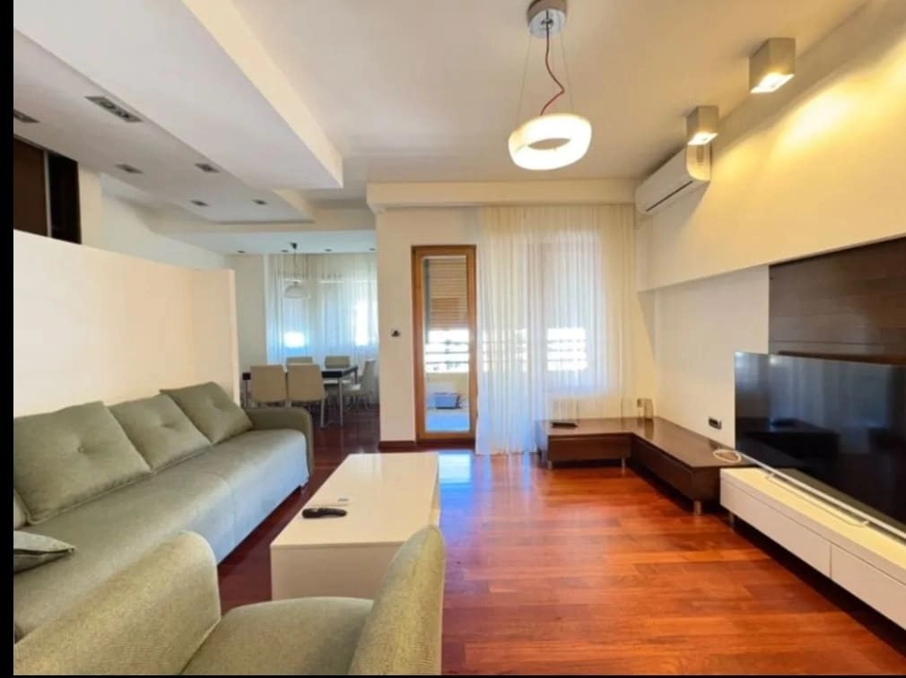 Dvosoban-namjesten-stan-kod-Capital-Plaze-Podgorica-9 Dvosoban duplex stan 95 m² u Podgorici — fotografija 10