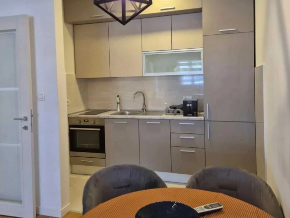 Namješten jednosoban stan u naselju Central Point, Podgorica — fotografija 2