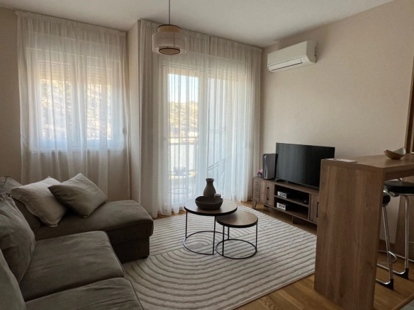 Namještena garsonjera u naselju City kej
