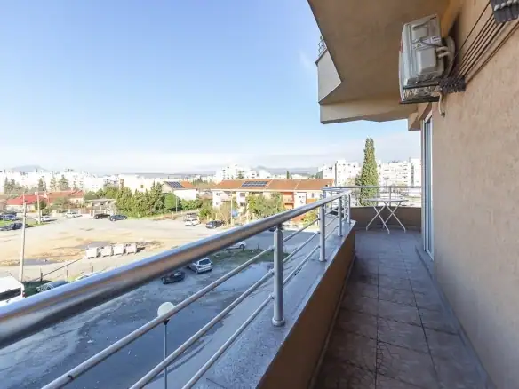 Izdavanje: Dvosoban stan 90 m² – Zabjelo, Podgorica — fotografija 12