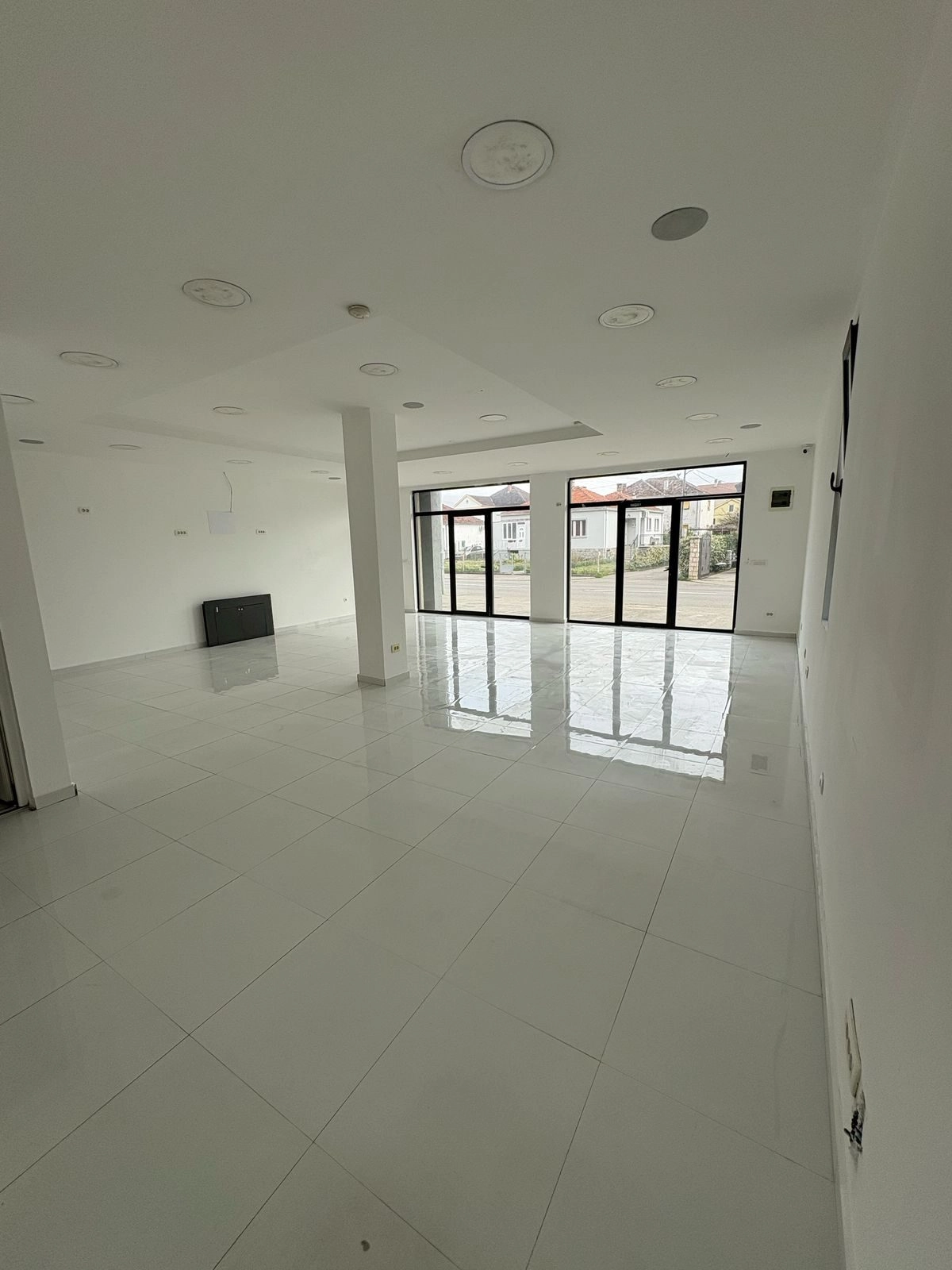 Poslovni-prostor-za-izdavanje-u-naselju-Masline-Podgorica-1 Izdavanje: Poslovni prostor 892 m² – Masline, Podgorica — fotografija 2