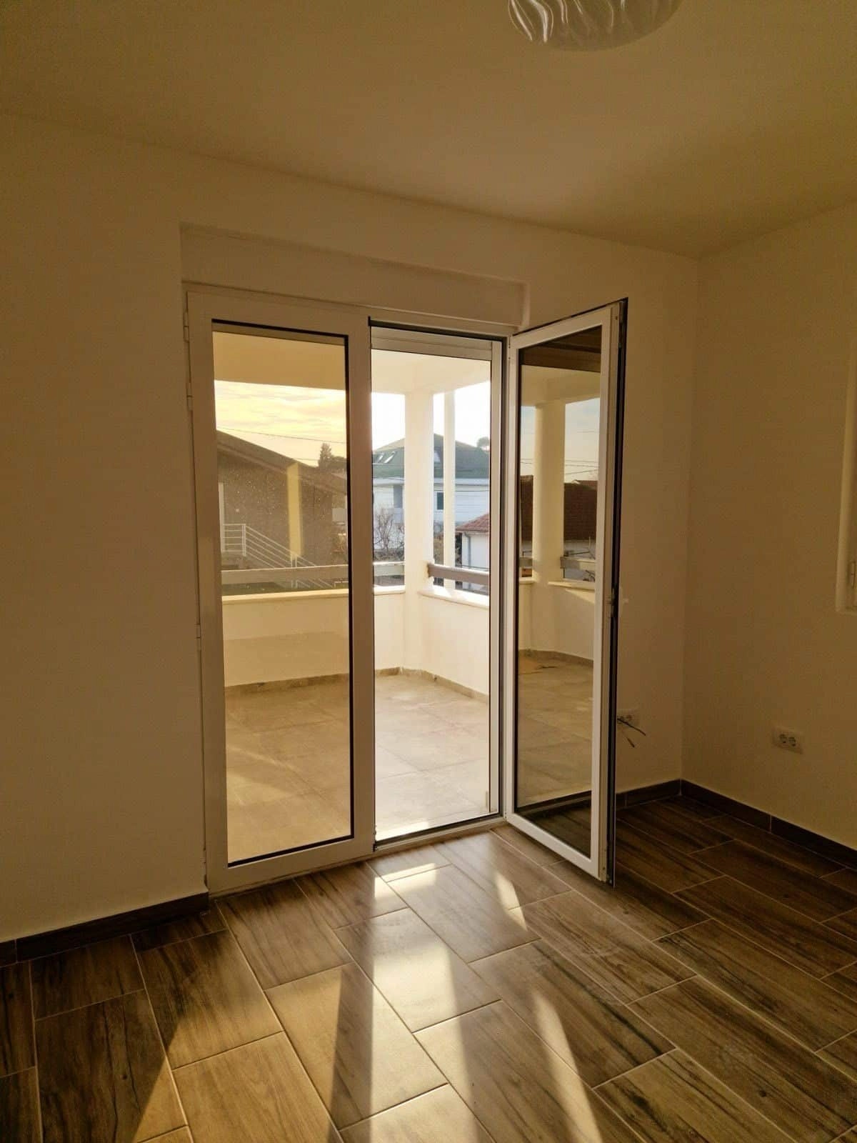 Dvosoban-stan-u-novoj-zgradi-Murtovina-Podgorica-3 Izdavanje: Dvosoban stan – Murtovina, Podgorica — fotografija 4