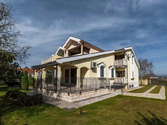 Namještena kuća na placu u Zabjelu